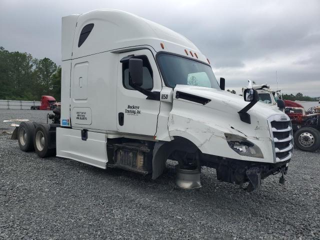  Salvage Freightliner Cascadia 1