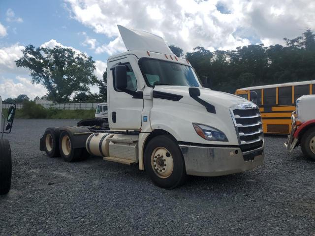  Salvage Freightliner Cascadia 1