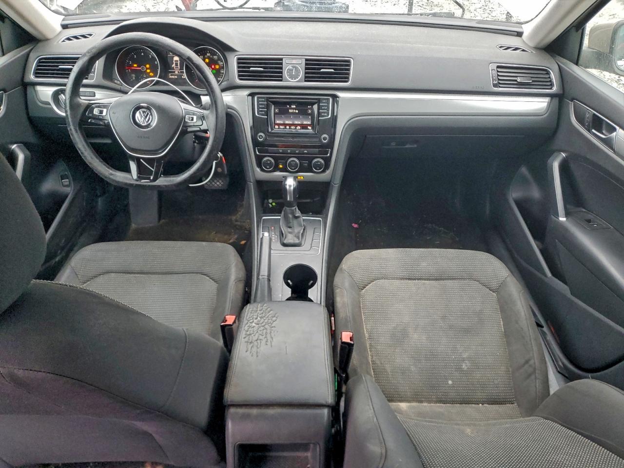 Volkswagen Passat S Image 12