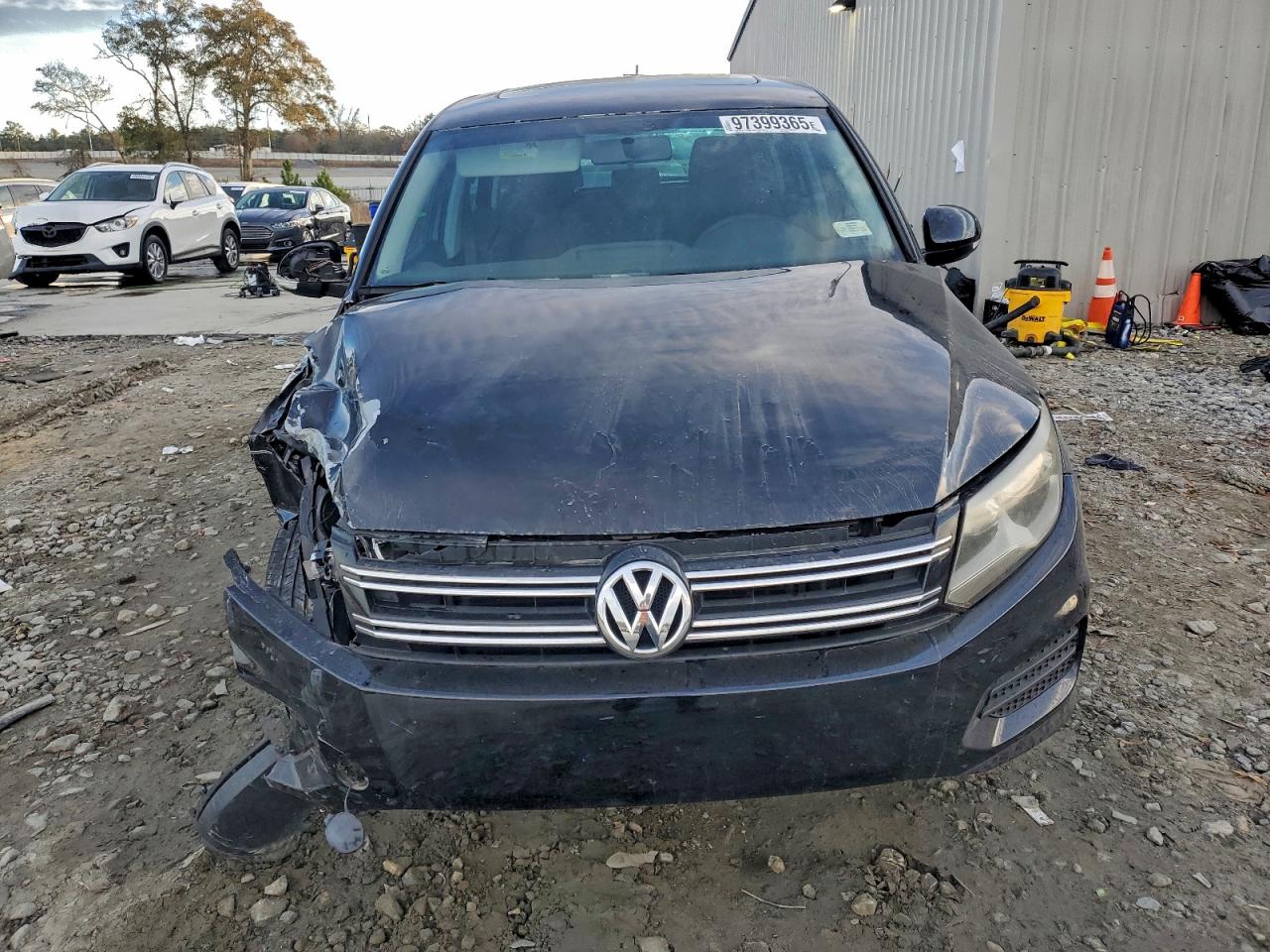 Volkswagen Tiguan S Image 5