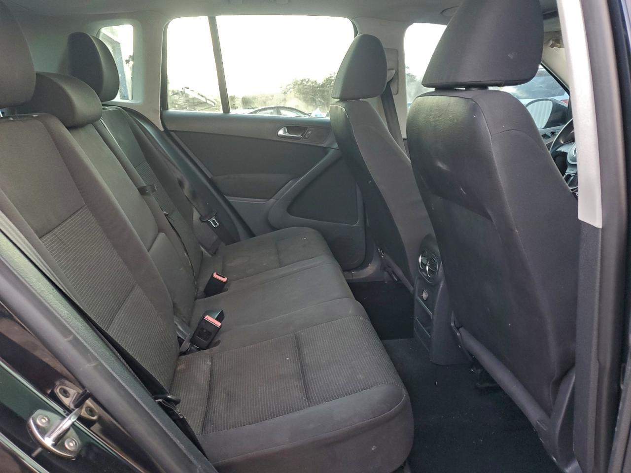Volkswagen Tiguan S Image 10