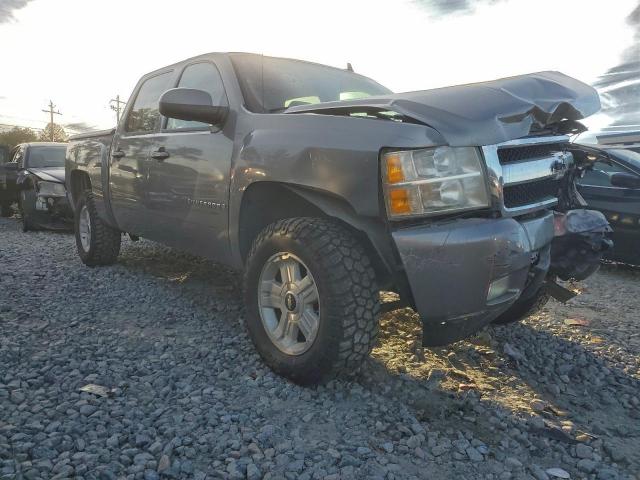 Chevrolet Silverado K1500 Crew Cab Image 3