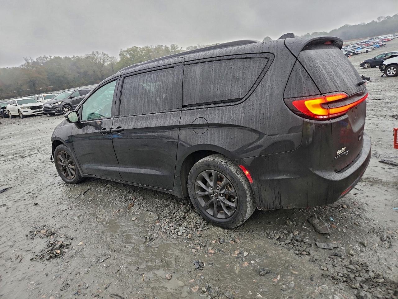 Chrysler Pacifica Touring L Image 3