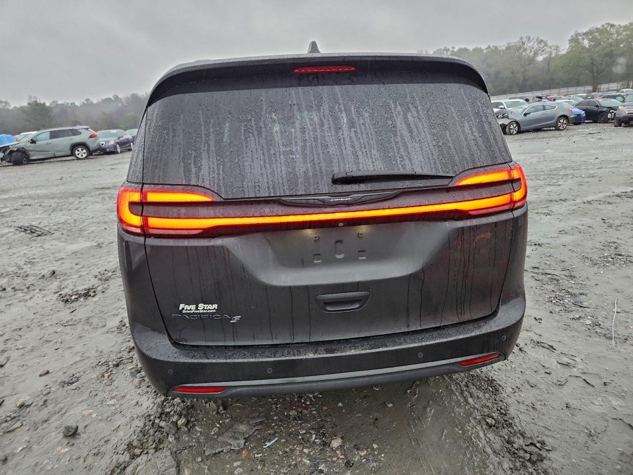 Chrysler Pacifica Touring L Image 14