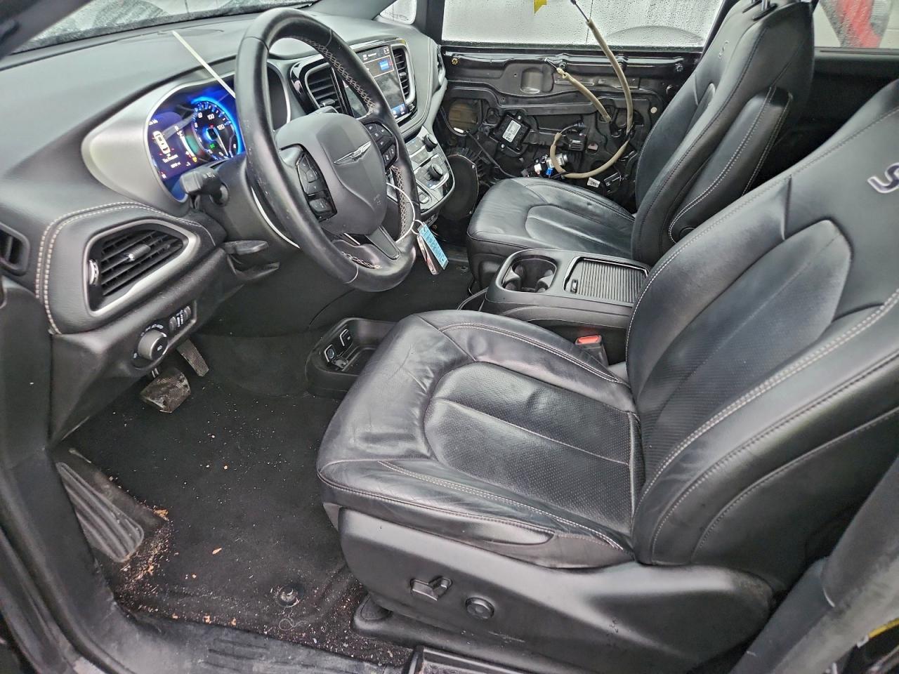 Chrysler Pacifica Touring L Image 2