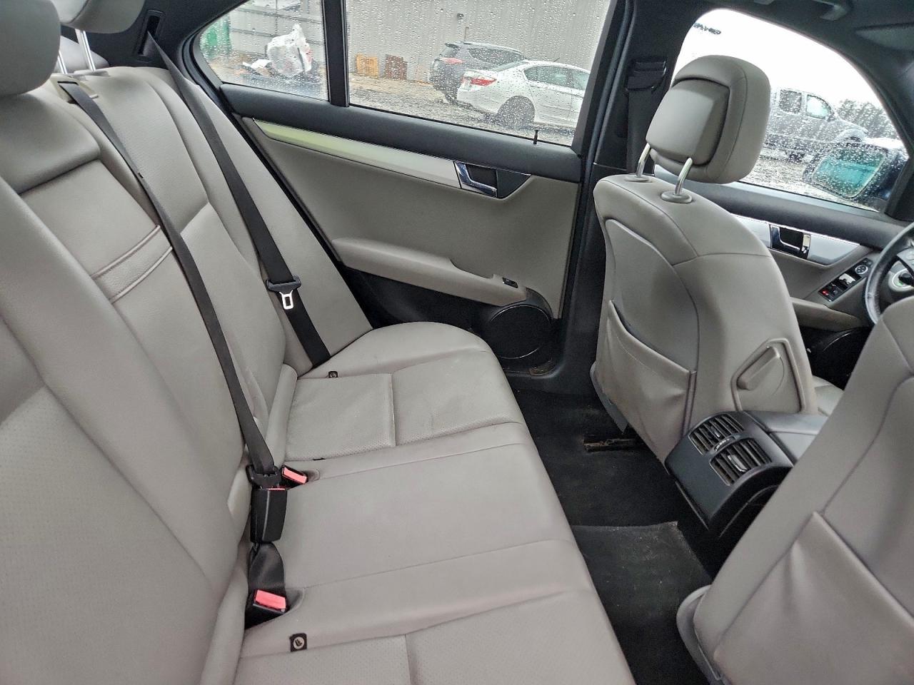 Mercedes-Benz C-Class 300 Image 4